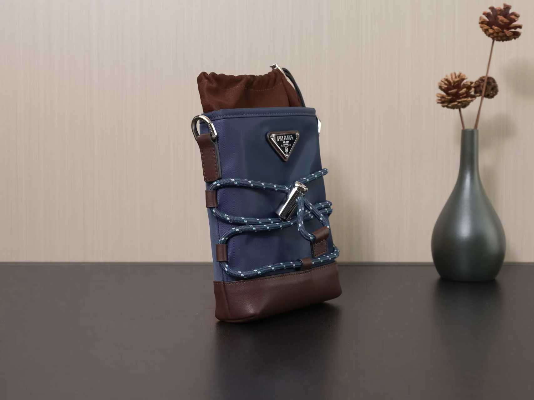 プラダ ナイロン ミニ ショルダーバッグ コピー 2026新作 高再現度 精密ディテール 本革使用 安心サイト 発送保証_3