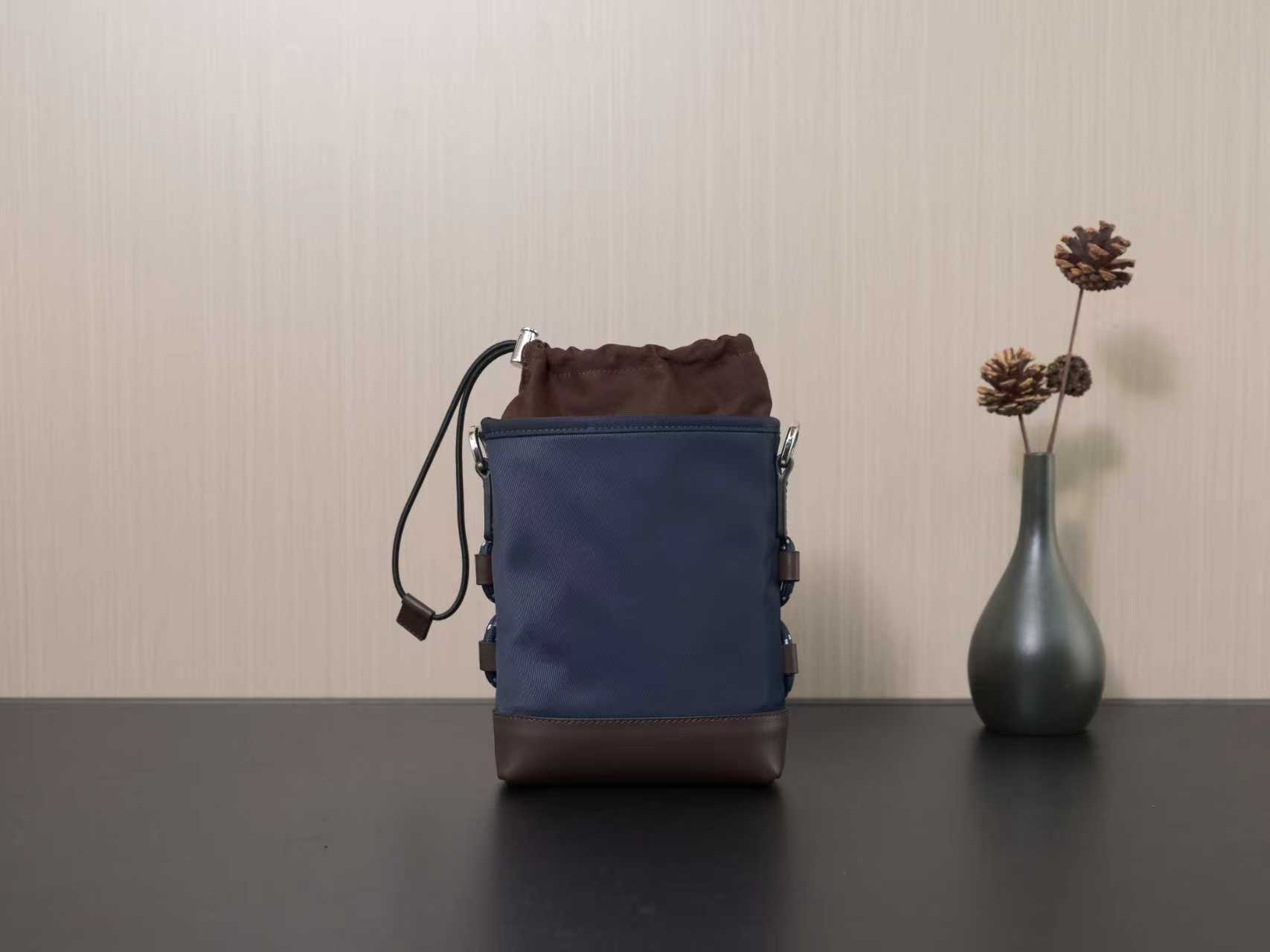 プラダ ナイロン ミニ ショルダーバッグ コピー 2026新作 高再現度 精密ディテール 本革使用 安心サイト 発送保証_1