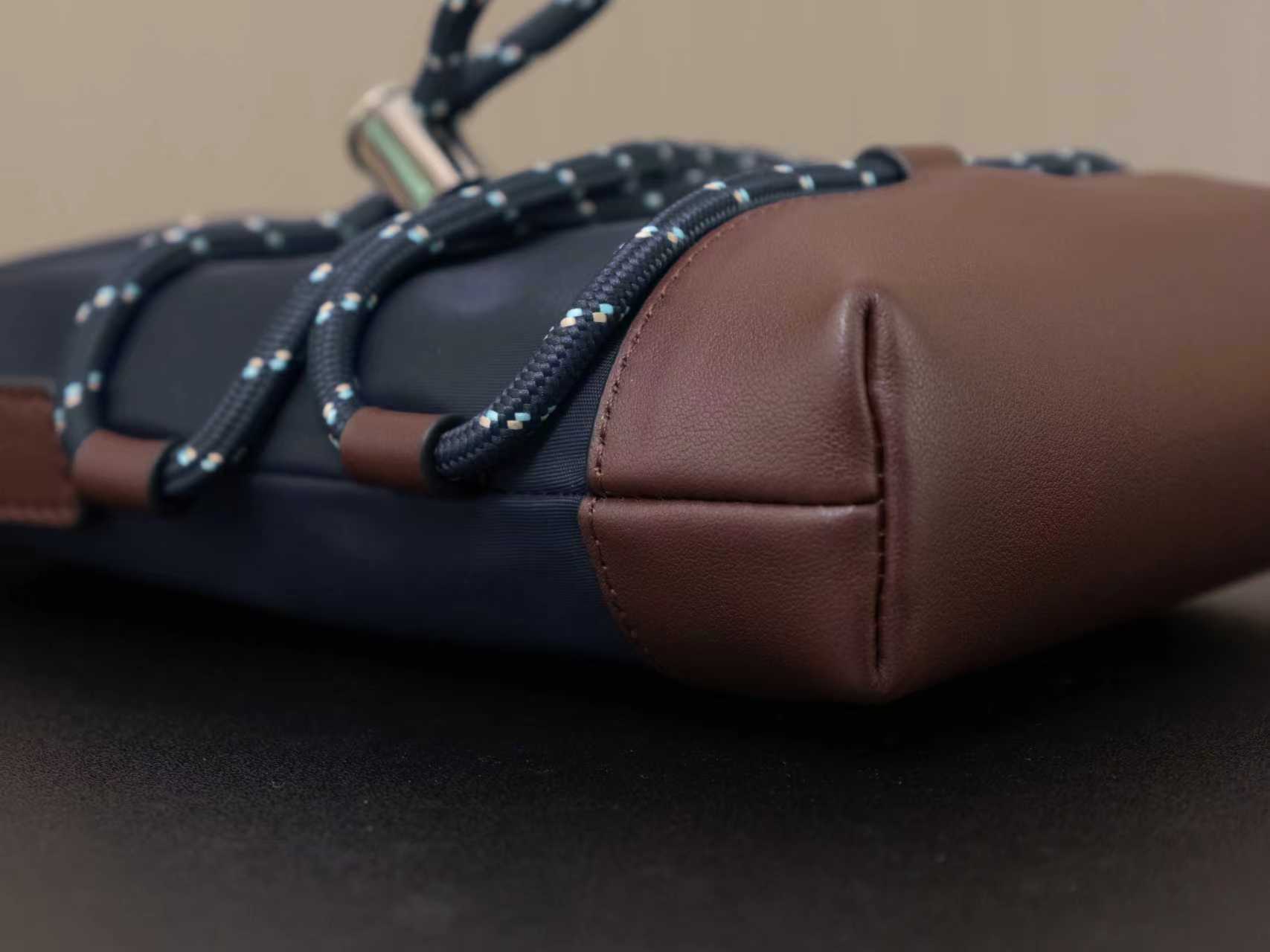 プラダ ナイロン ミニ ショルダーバッグ コピー 2026新作 高再現度 精密ディテール 本革使用 安心サイト 発送保証_9