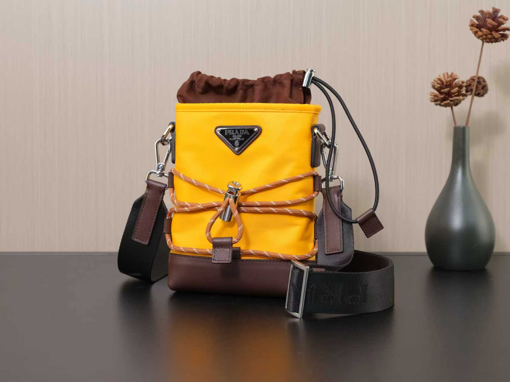 プラダ ナイロン ミニ バケットバッグ 激安屋口コミ 2026新作 高再現度 精密ディテール 本革使用 安心サイト 発送保証_1