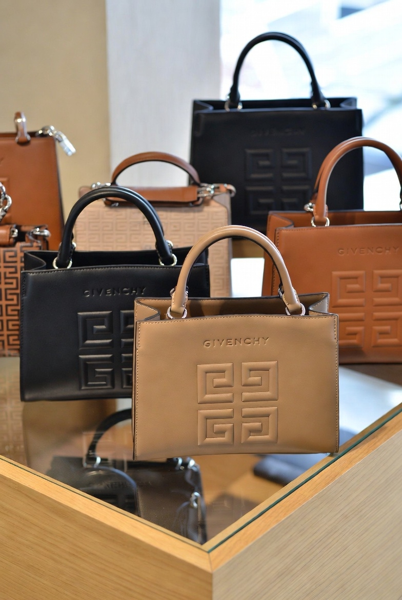 givenchy-logo-material- (3).jpg