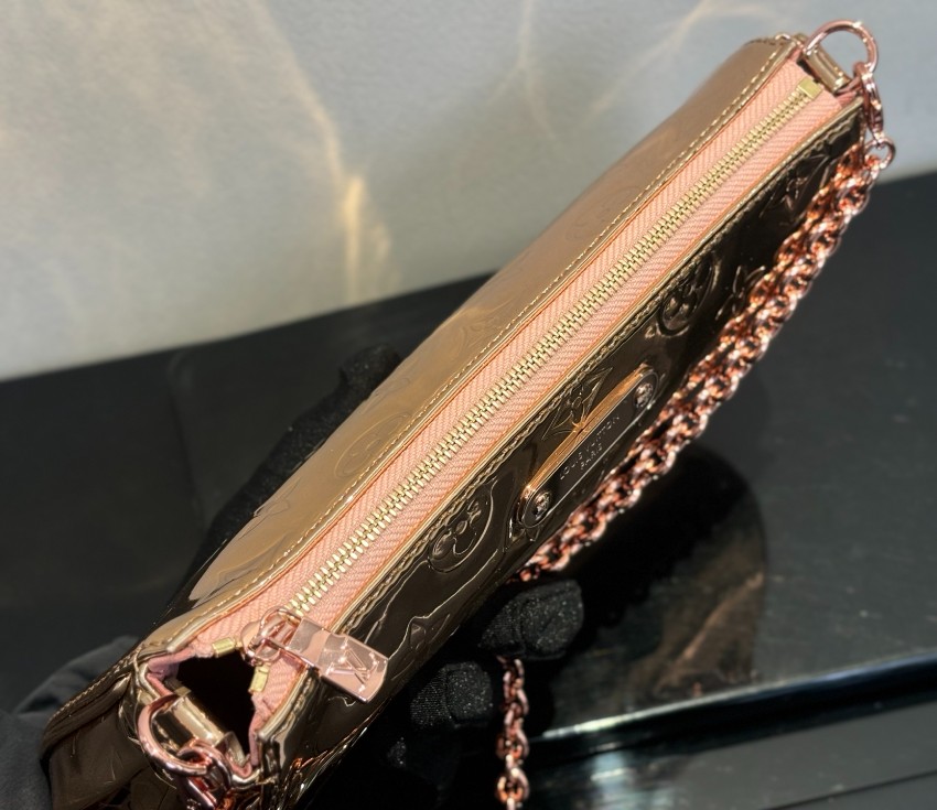 ルイ・ヴィトン 激安 ゴールドミラーモノグラム チェーンポーチ 2026新作 高再現度 高級感仕上げ 精密ディテール 安心サイト_5