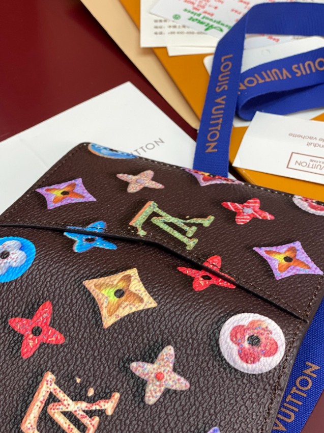 ルイ・ヴィトン 2026新作 定番配色 高再現度 スーパーコピー 優良サイト マルチカラー パスポートケース 正確な刻印 精密ディテール 高品質本革使用_8