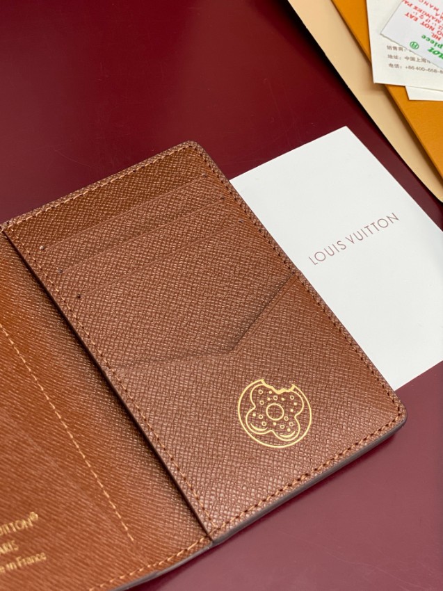 ルイ・ヴィトン 2026新作 定番配色 高再現度 スーパーコピー 優良サイト マルチカラー パスポートケース 正確な刻印 精密ディテール 高品質本革使用_6