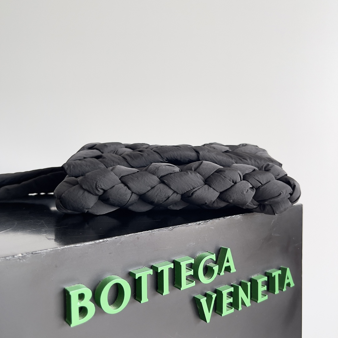 ボッテガ・ヴェネタ 2026新作 定番パデッドショルダーバッグ スーパーコピー 優良サイト 高再現度 精密ディテール 高評価 安心サイト 数量限定入荷_1