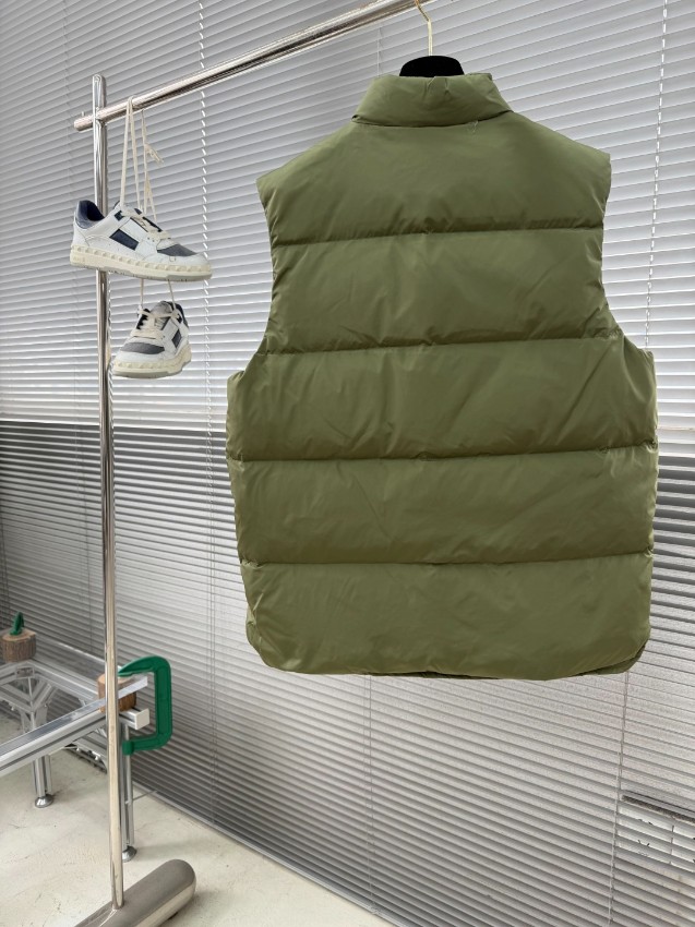 プラダ コピー 高再現度ダウンベスト 高級感仕上げ 冬の定番 防寒力優秀 シンプルデザイン 上質感モデル_2