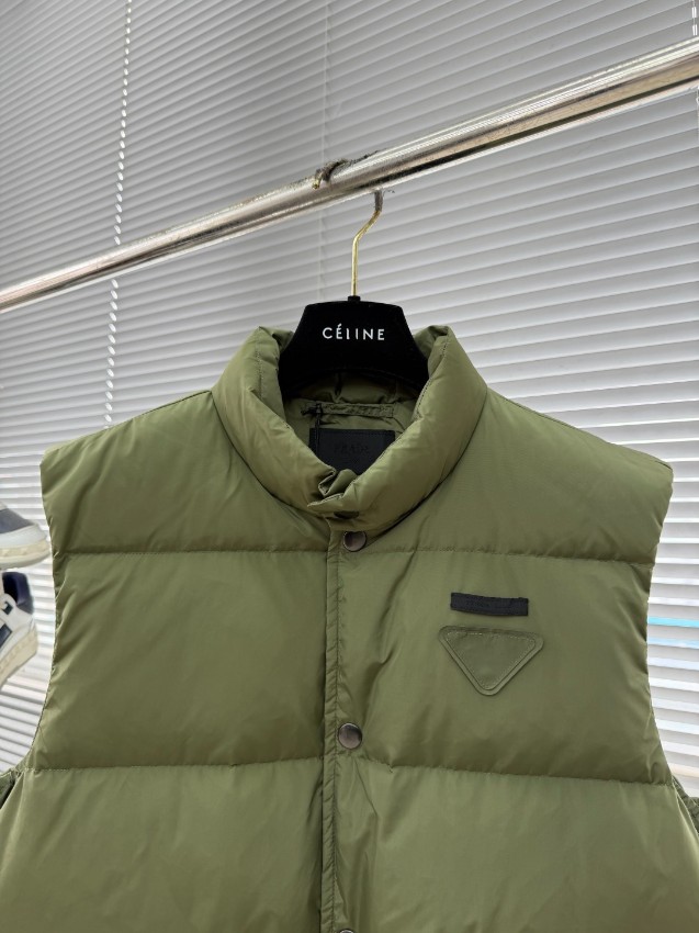 プラダ コピー 高再現度ダウンベスト 高級感仕上げ 冬の定番 防寒力優秀 シンプルデザイン 上質感モデル_1