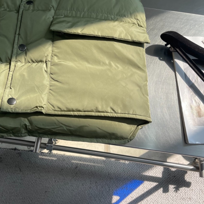 プラダ コピー 高再現度ダウンベスト 高級感仕上げ 冬の定番 防寒力優秀 シンプルデザイン 上質感モデル_7