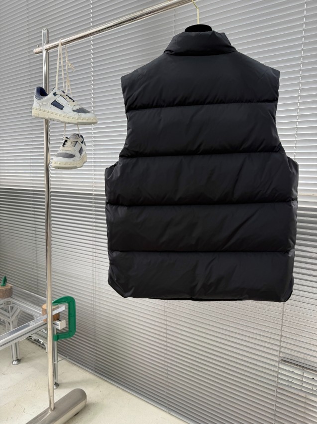 プラダ n級 高再現度ダウンベスト 品質管理徹底 冬の定番モデル 高級感漂う仕上げ 防寒力優秀 シンプルデザイン_2