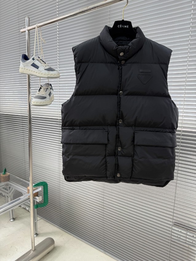 プラダ n級 高再現度ダウンベスト 品質管理徹底 冬の定番モデル 高級感漂う仕上げ 防寒力優秀 シンプルデザイン_1