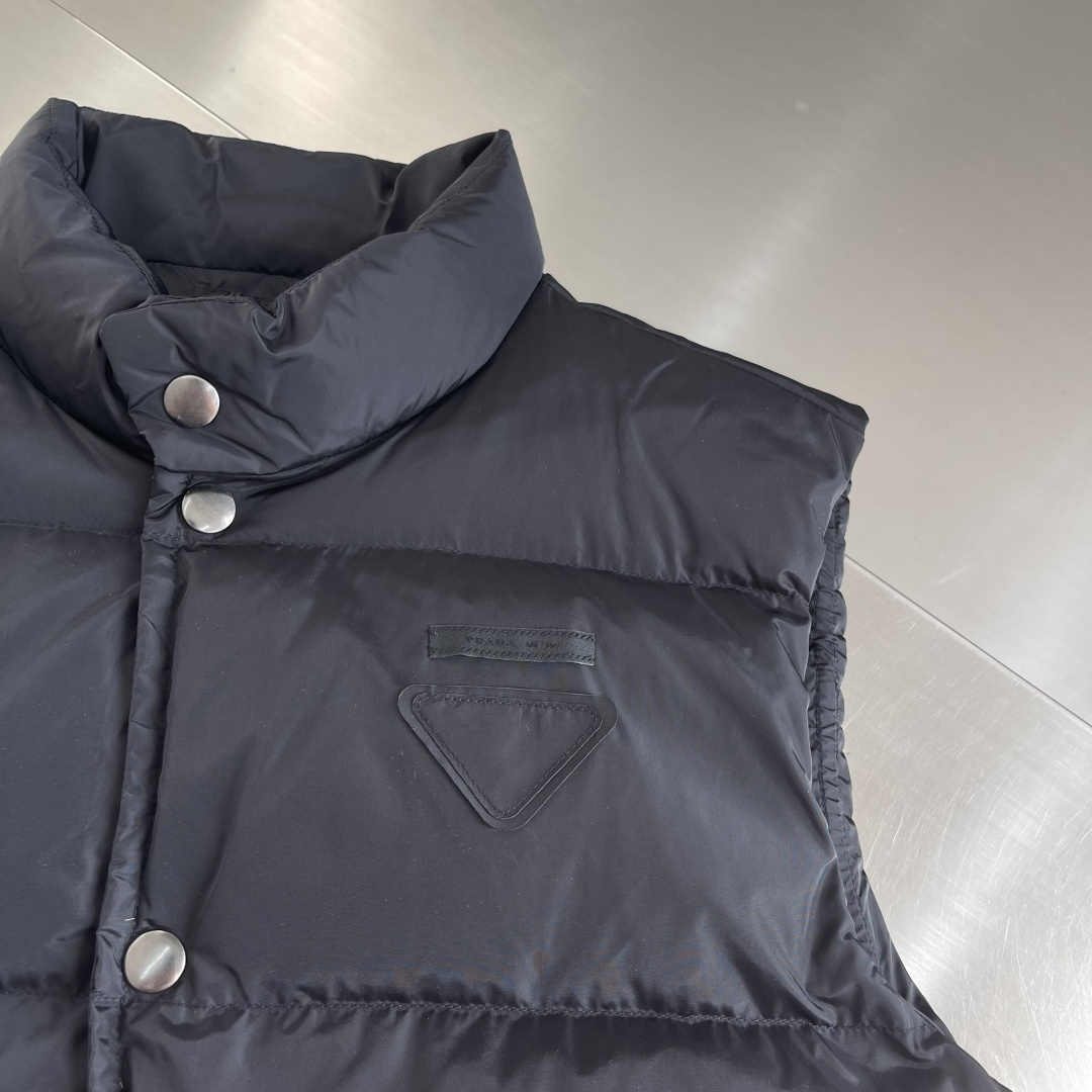 プラダ n級 高再現度ダウンベスト 品質管理徹底 冬の定番モデル 高級感漂う仕上げ 防寒力優秀 シンプルデザイン_5