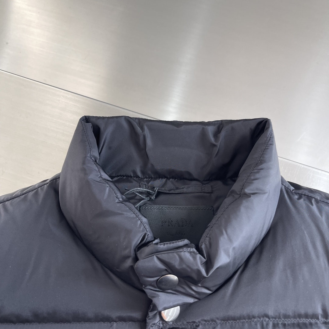 プラダ n級 高再現度ダウンベスト 品質管理徹底 冬の定番モデル 高級感漂う仕上げ 防寒力優秀 シンプルデザイン_4