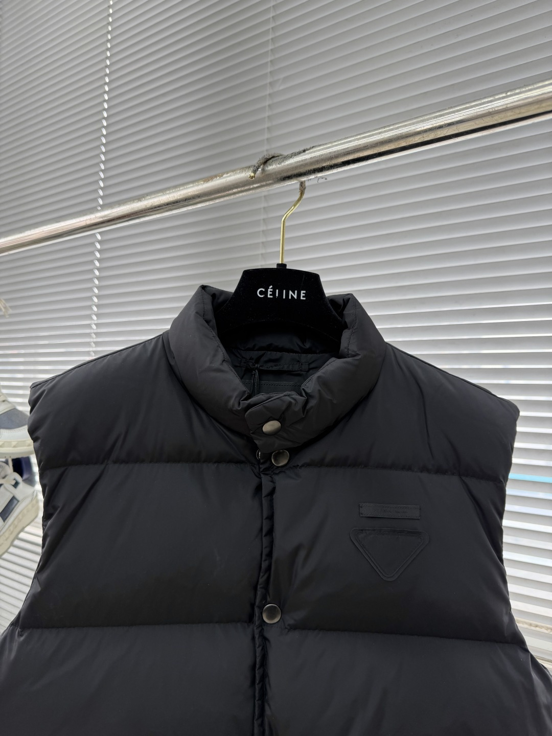 プラダ n級 高再現度ダウンベスト 品質管理徹底 冬の定番モデル 高級感漂う仕上げ 防寒力優秀 シンプルデザイン_3