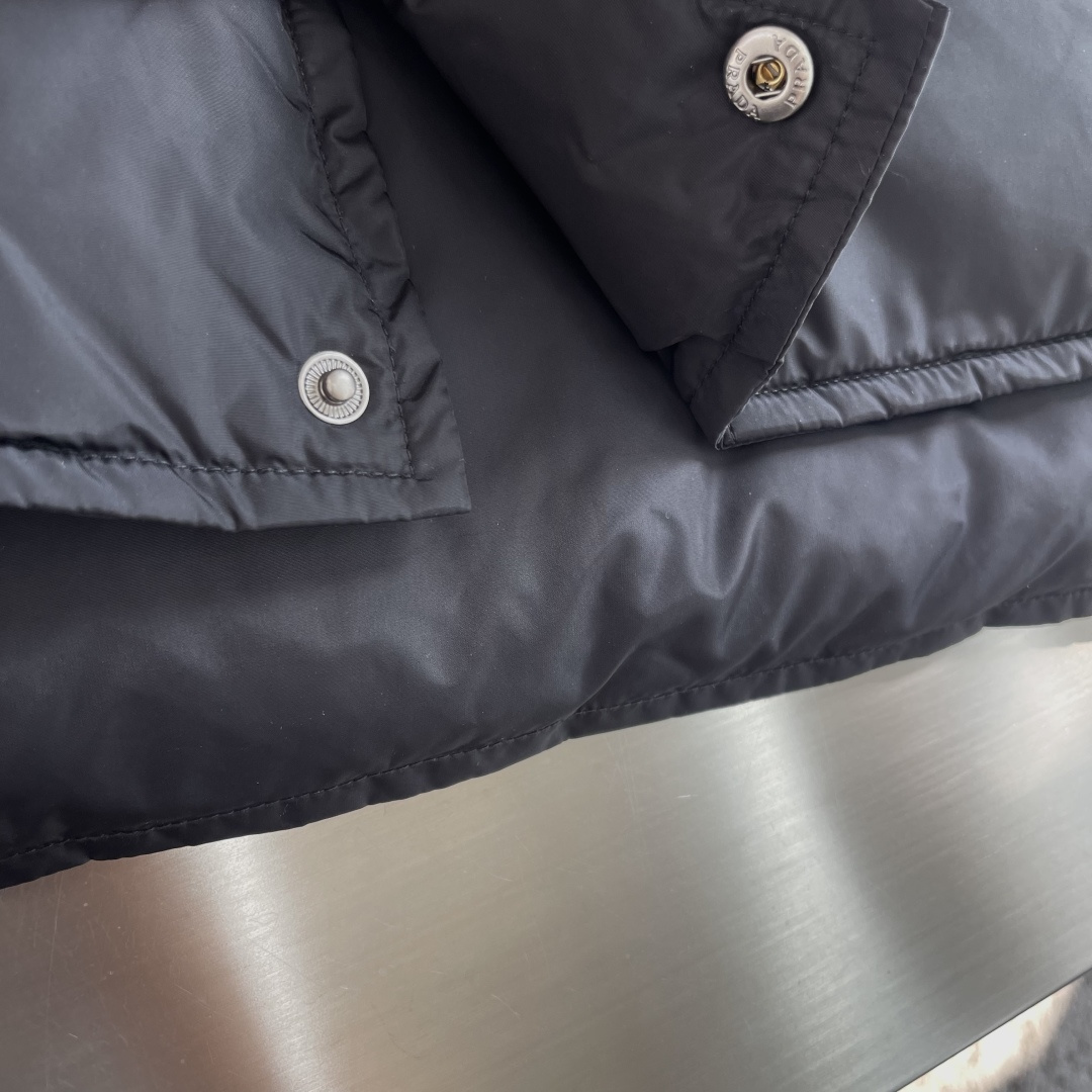 プラダ n級 高再現度ダウンベスト 品質管理徹底 冬の定番モデル 高級感漂う仕上げ 防寒力優秀 シンプルデザイン_6