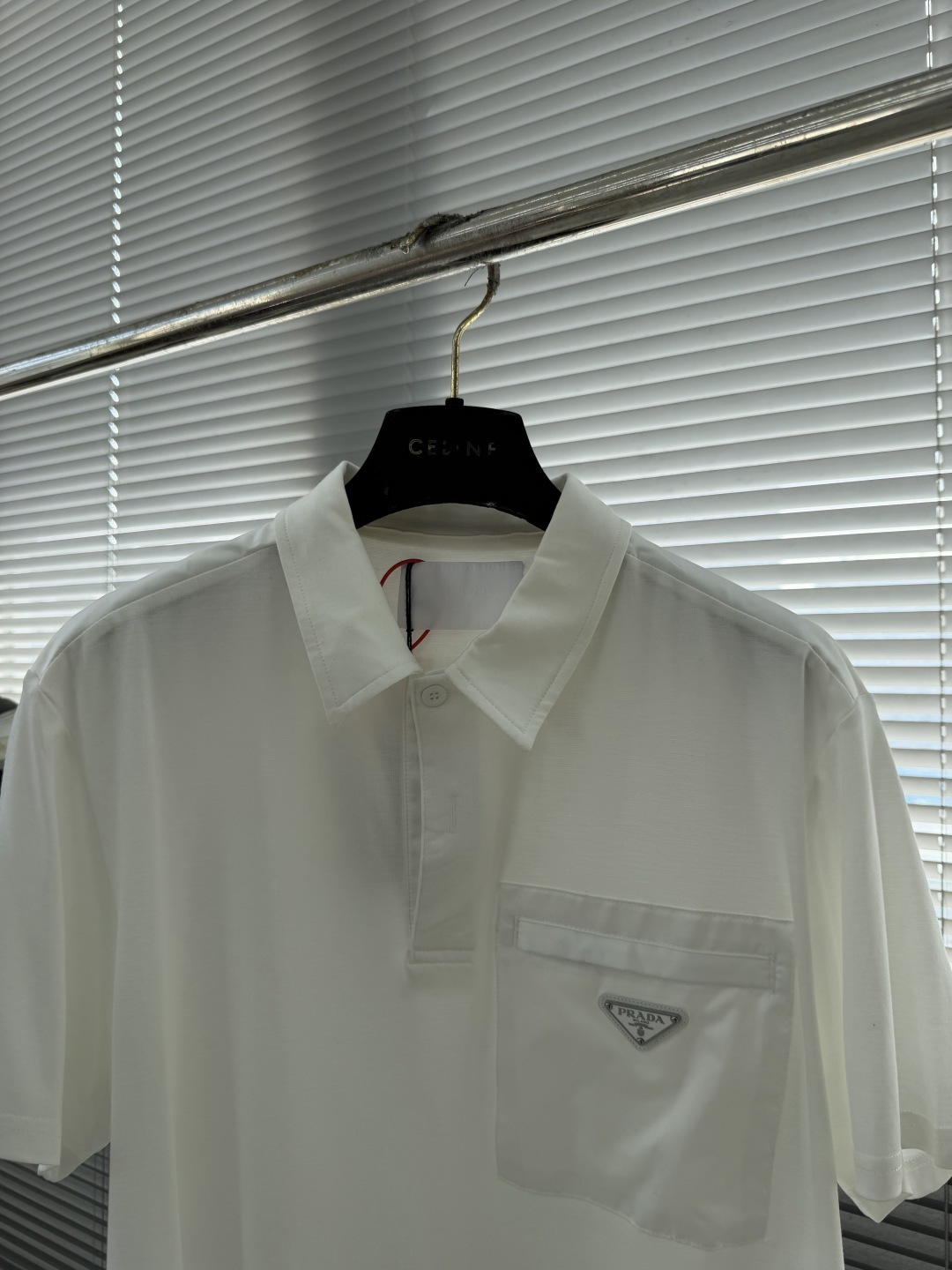 プラダ ナイロンポケット ポロシャツ コピー 2026新作 通気 快適な着心地 高評価 安心サイト 実店舗運営 発送保証 精密ディテール_4