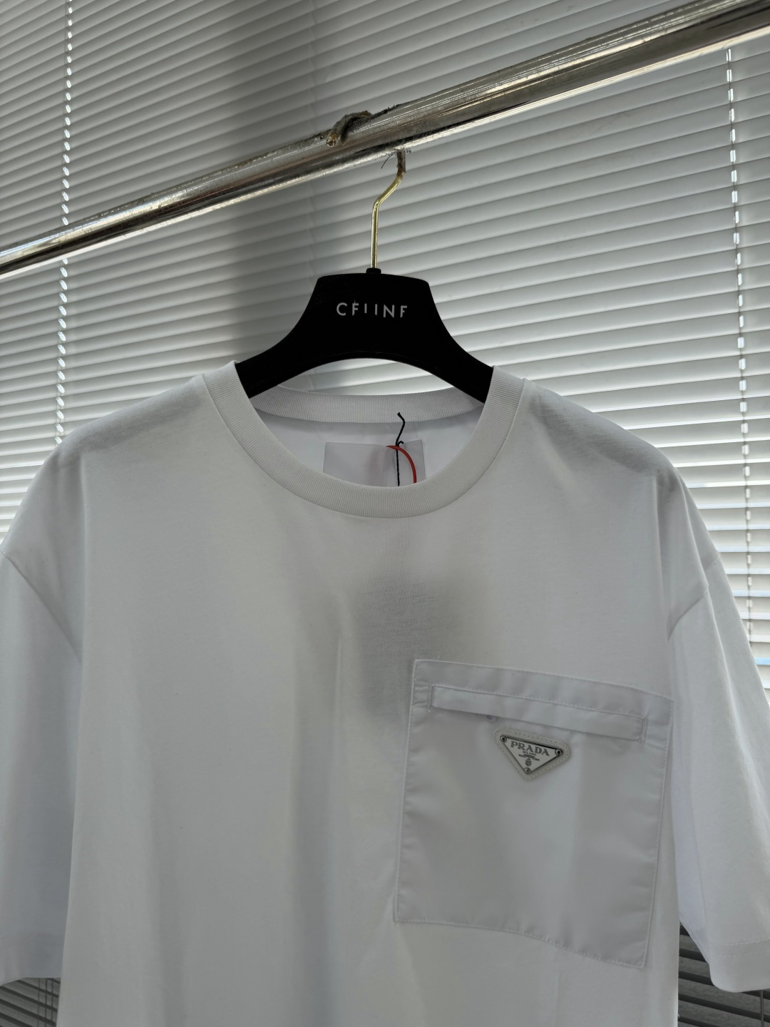 プラダ ナイロンポケット Tシャツ n級 2026新作 通気 男女兼用 高評価 安心サイト 実店舗運営 発送保証 精密ディテール_3