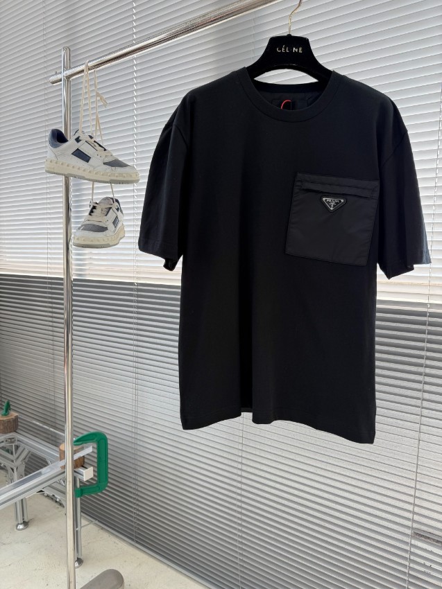 プラダ ナイロンポケット Tシャツ 偽物 2026新作 通気 男女兼用 高品質 安心サイト 実店舗運営 発送保証 精密ディテール_1