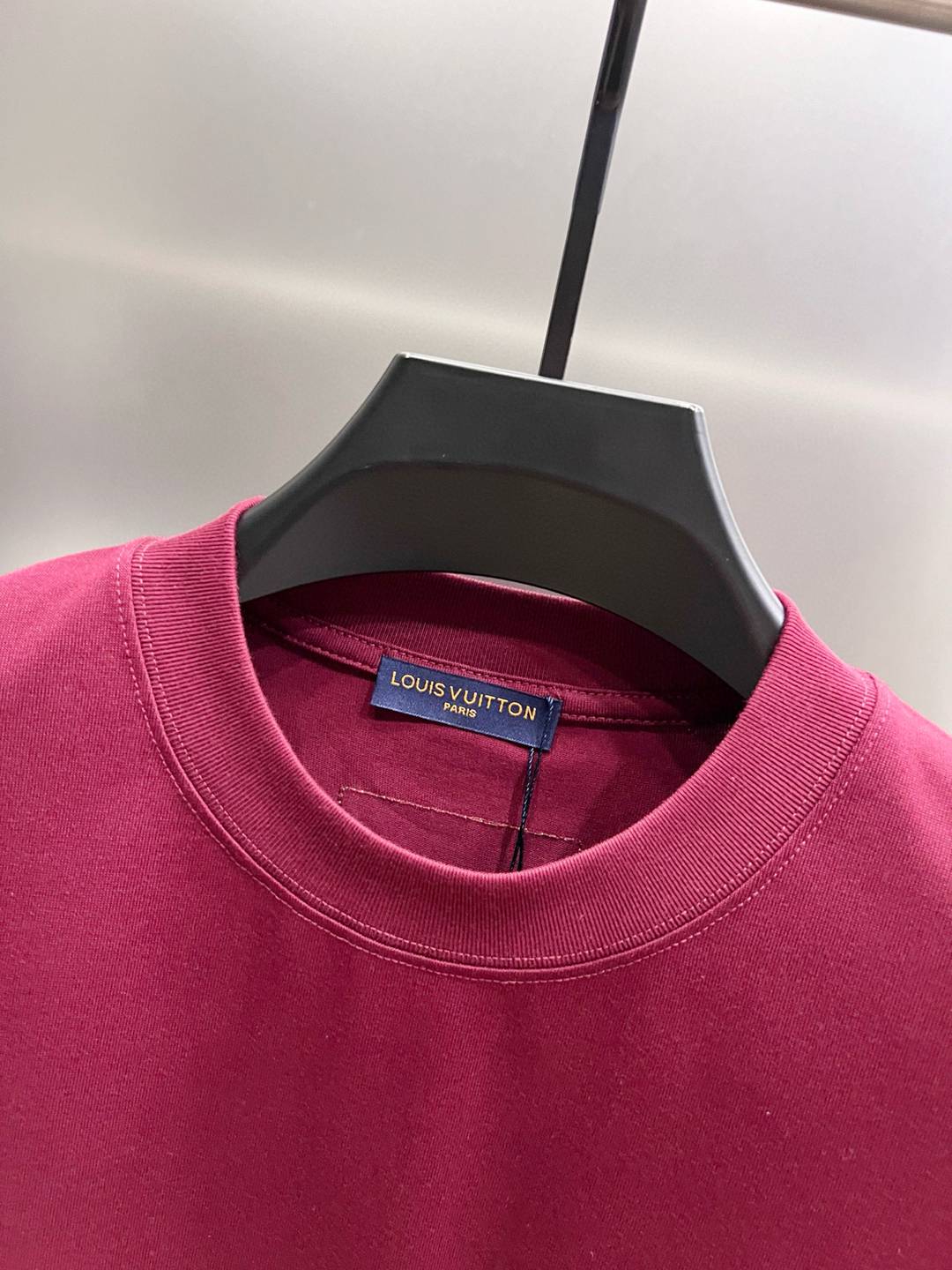 ルイ・ヴィトン Tシャツ コピー 2026新作 高再現度 上質感 シンプルデザイン 通気 快適な着心地 丁寧な縫製 高品質 レビュー高リピ率_4