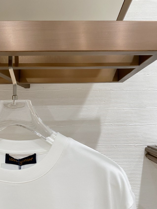 ルイ・ヴィトン Tシャツ n級 2026新作 高再現度 通気 快適な着心地 シンプルデザイン 上質感 丁寧な縫製 高品質 レビュー高リピ率_4