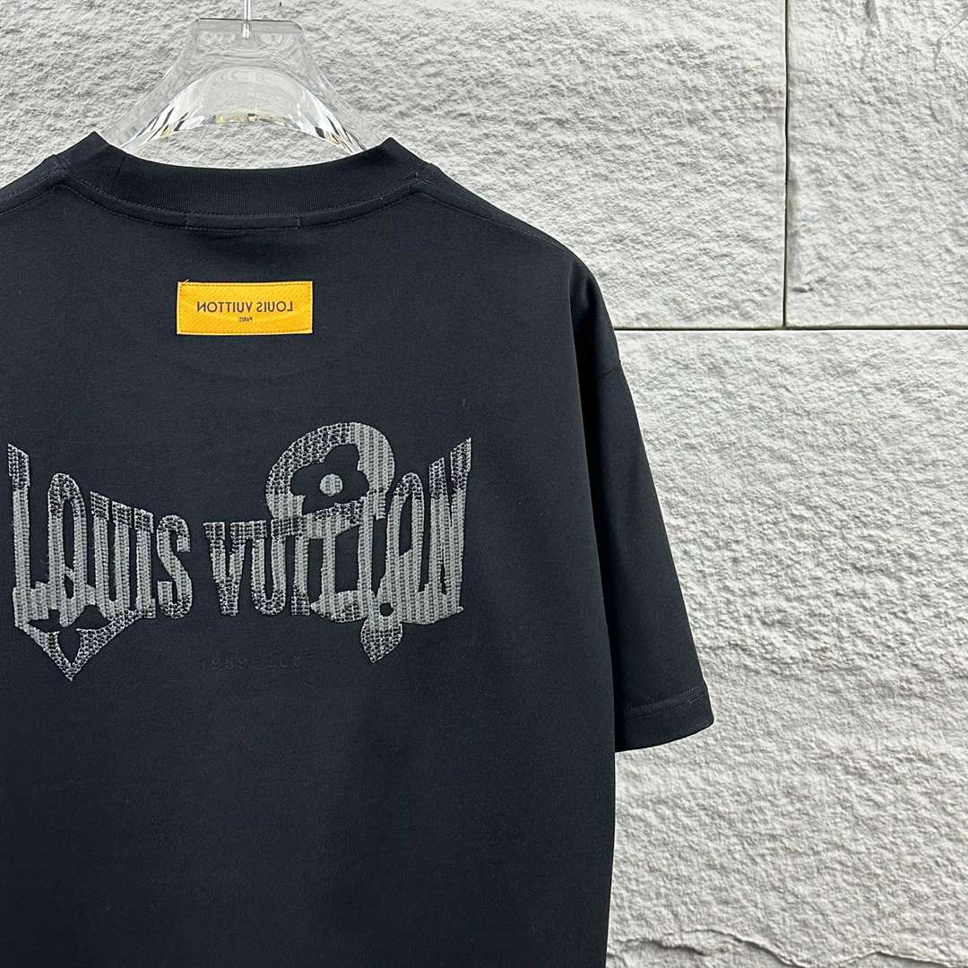 ルイヴィトン 2026新作 半袖Tシャツ 格安 高級レベル仕様 精密ディテール再現 品質管理徹底 安心の日本倉庫 即納対応 通気 快適な着心地 男女兼用_4