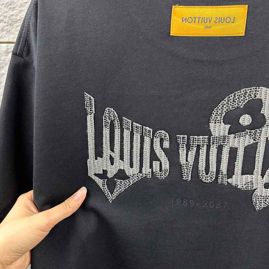 ルイヴィトン 2026新作 半袖Tシャツ 格安 高級レベル仕様 精密ディテール再現 品質管理徹底 安心の日本倉庫 即納対応 通気 快適な着心地 男女兼用_9