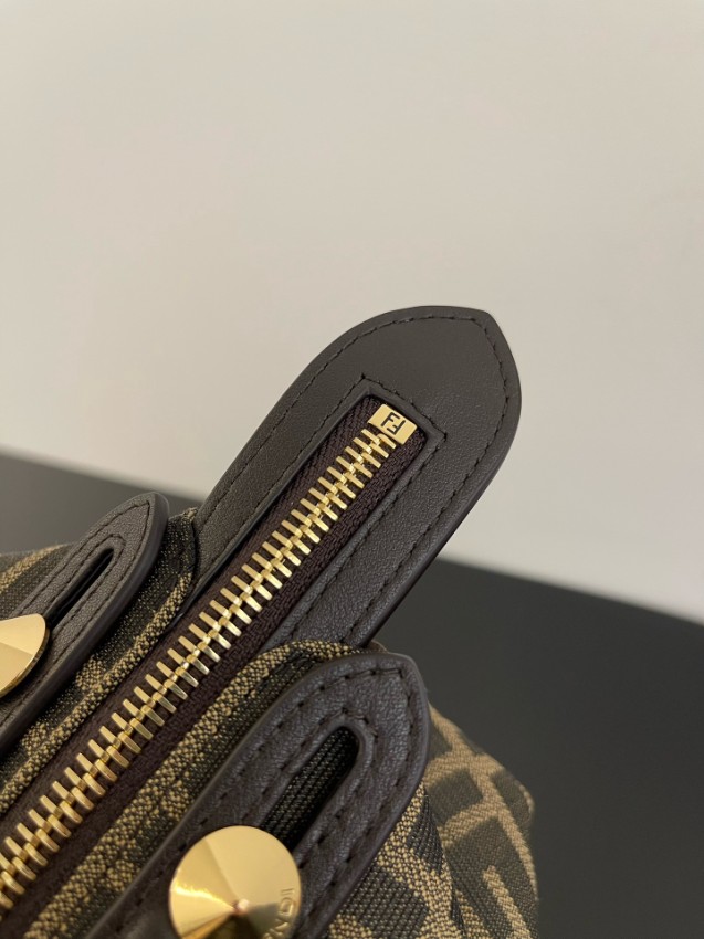 フェンディ 2026新作 ズッカ柄ミニショルダーバッグ 精密ディテール スーパーコピー 安心の日本倉庫 即納対応 数量限定入荷 高級感仕上げ_5