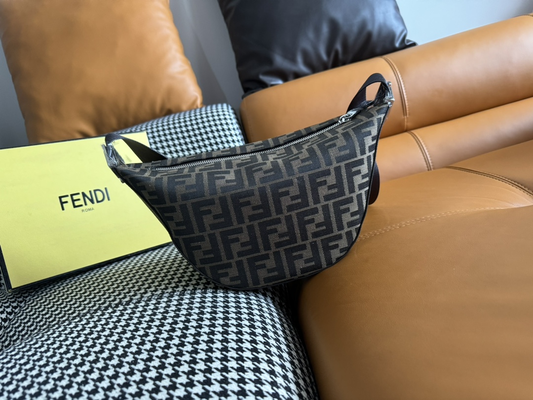 フェンディ 定番ズッカ柄ボディバッグ 激安 高品質仕上げ 圧倒的な再現度 安心の日本倉庫 追跡可能 秘密厳守配送 ユーザー満足保証_2