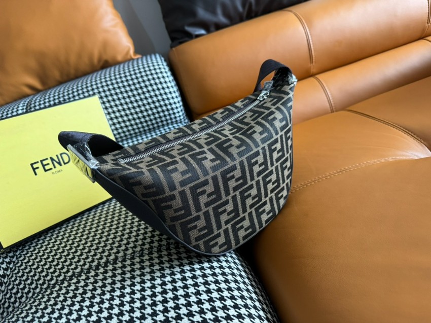 フェンディ 定番ズッカ柄ボディバッグ 激安 高品質仕上げ 圧倒的な再現度 安心の日本倉庫 追跡可能 秘密厳守配送 ユーザー満足保証_1