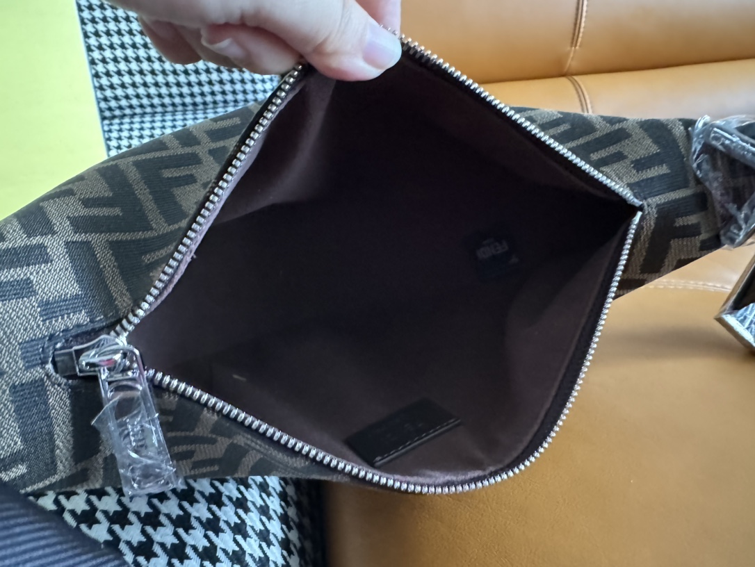 フェンディ 定番ズッカ柄ボディバッグ 激安 高品質仕上げ 圧倒的な再現度 安心の日本倉庫 追跡可能 秘密厳守配送 ユーザー満足保証_6