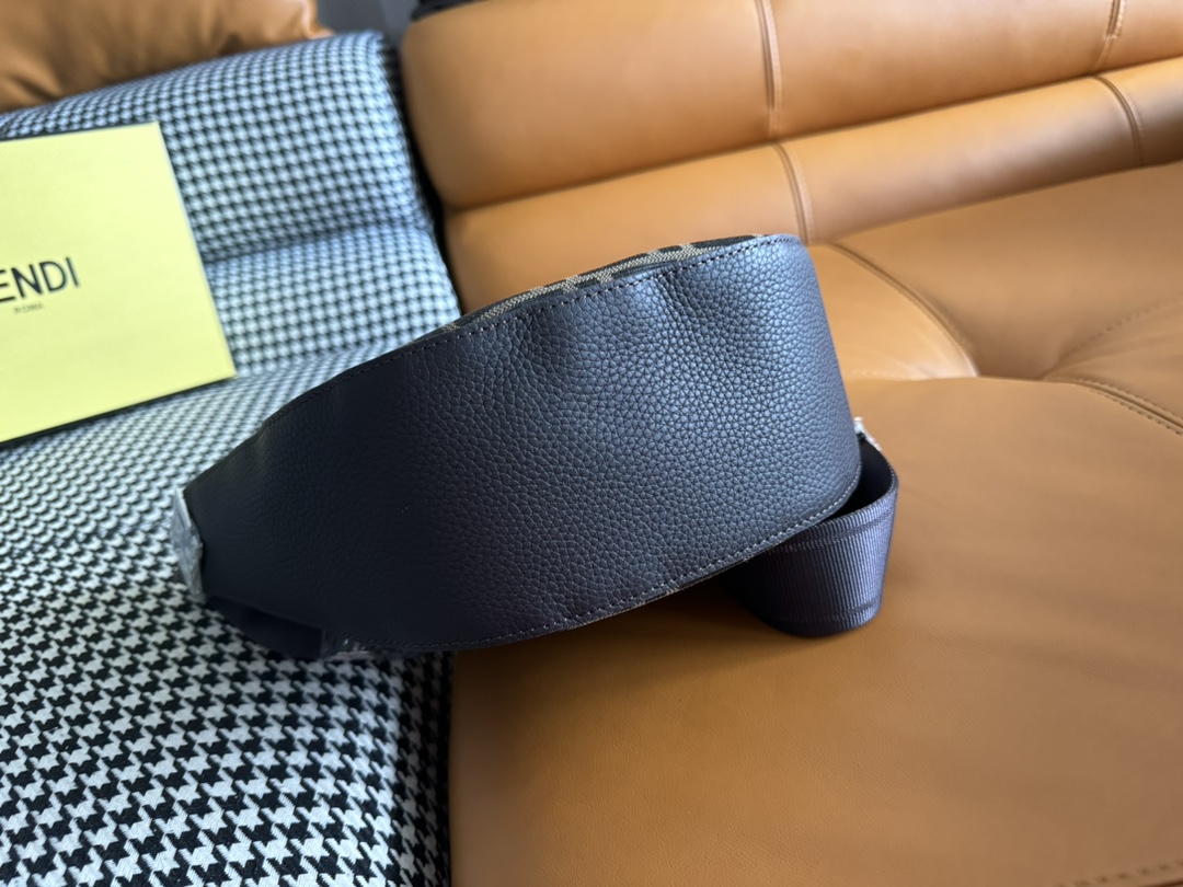 フェンディ 定番ズッカ柄ボディバッグ 激安 高品質仕上げ 圧倒的な再現度 安心の日本倉庫 追跡可能 秘密厳守配送 ユーザー満足保証_5