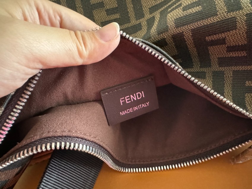 フェンディ 定番ズッカ柄ボディバッグ 激安 高品質仕上げ 圧倒的な再現度 安心の日本倉庫 追跡可能 秘密厳守配送 ユーザー満足保証_9