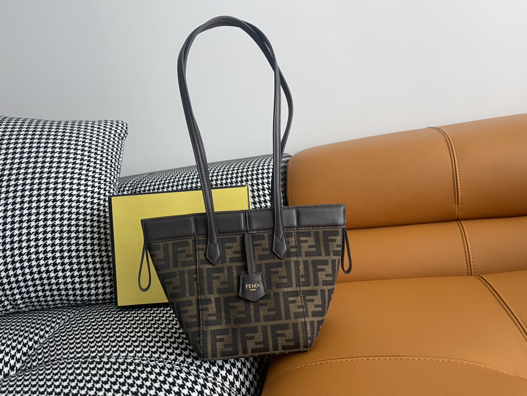 フェンディ 定番ズッカ柄トートバッグ 本物級コピー 上質感 丁寧な縫製 安心サイト 実店舗運営 長年の実績 選ばれる理由あり 数量限定入荷_3