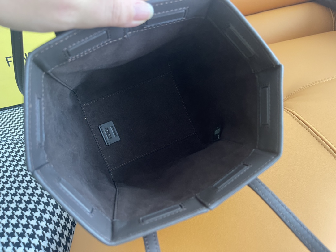 フェンディ 定番ズッカ柄トートバッグ 本物級コピー 上質感 丁寧な縫製 安心サイト 実店舗運営 長年の実績 選ばれる理由あり 数量限定入荷_5