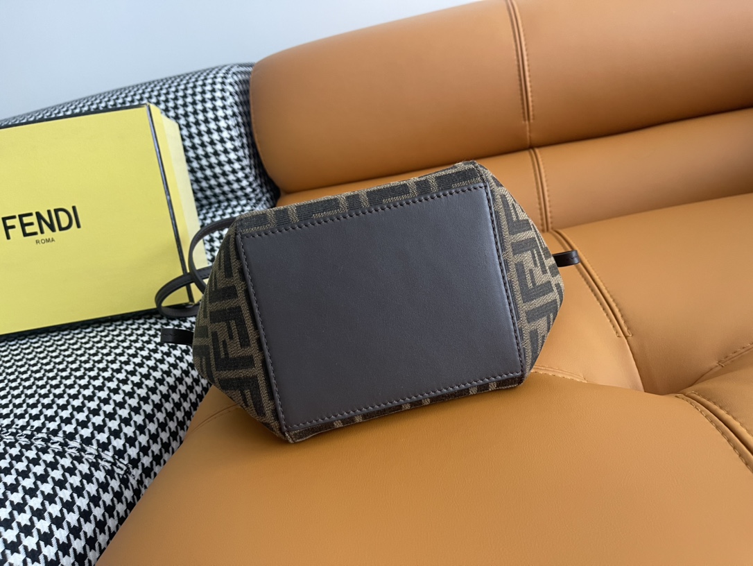 フェンディ 定番ズッカ柄トートバッグ 本物級コピー 上質感 丁寧な縫製 安心サイト 実店舗運営 長年の実績 選ばれる理由あり 数量限定入荷_2