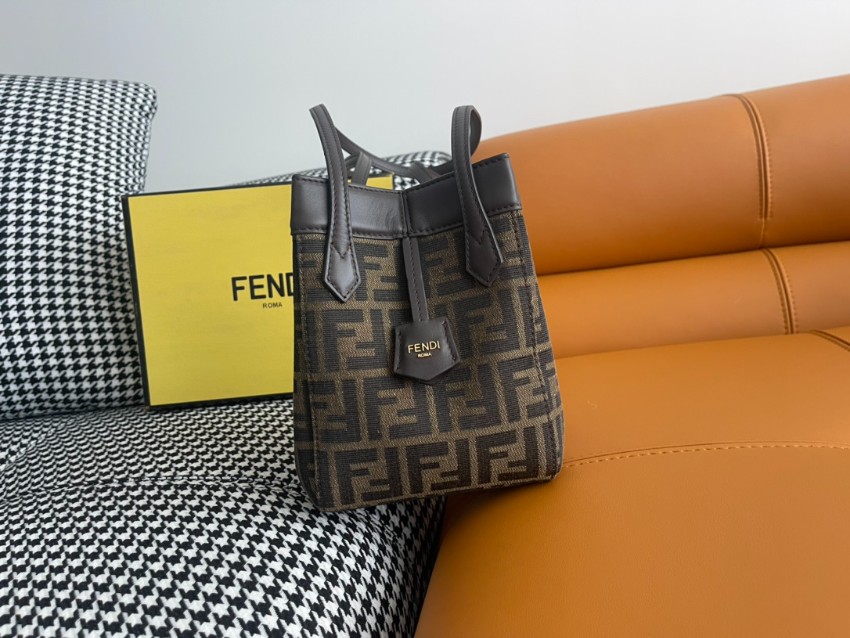 フェンディ 定番ズッカ柄トートバッグ 本物級コピー 上質感 丁寧な縫製 安心サイト 実店舗運営 長年の実績 選ばれる理由あり 数量限定入荷_4