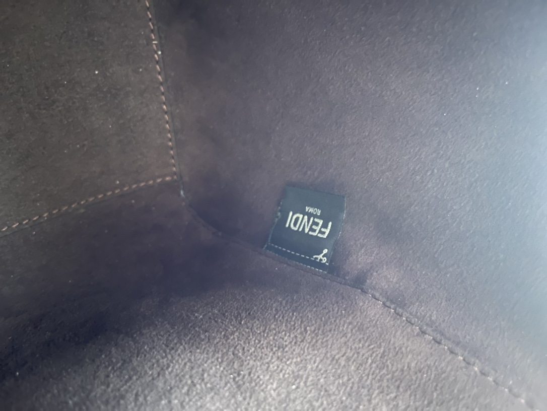 フェンディ 定番ズッカ柄トートバッグ 本物級コピー 上質感 丁寧な縫製 安心サイト 実店舗運営 長年の実績 選ばれる理由あり 数量限定入荷_9