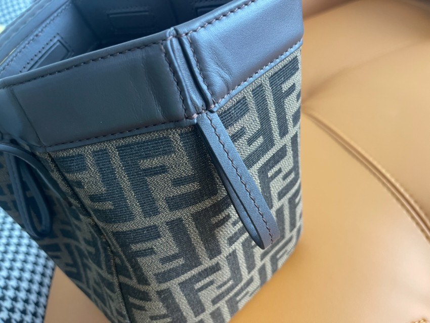 フェンディ 定番ズッカ柄トートバッグ 本物級コピー 上質感 丁寧な縫製 安心サイト 実店舗運営 長年の実績 選ばれる理由あり 数量限定入荷_7