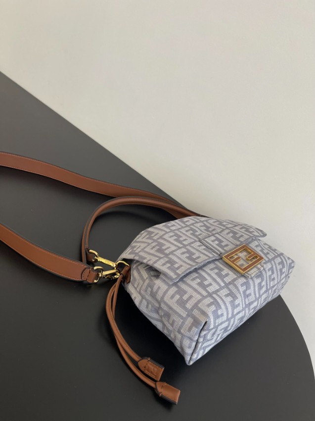 フェンディ 定番ズッカ柄チェーンショルダーバッグ 本物級コピー 上質感 丁寧な縫製 安心サイト 実店舗運営 長年の実績 高評価レビュー高リピ率_3