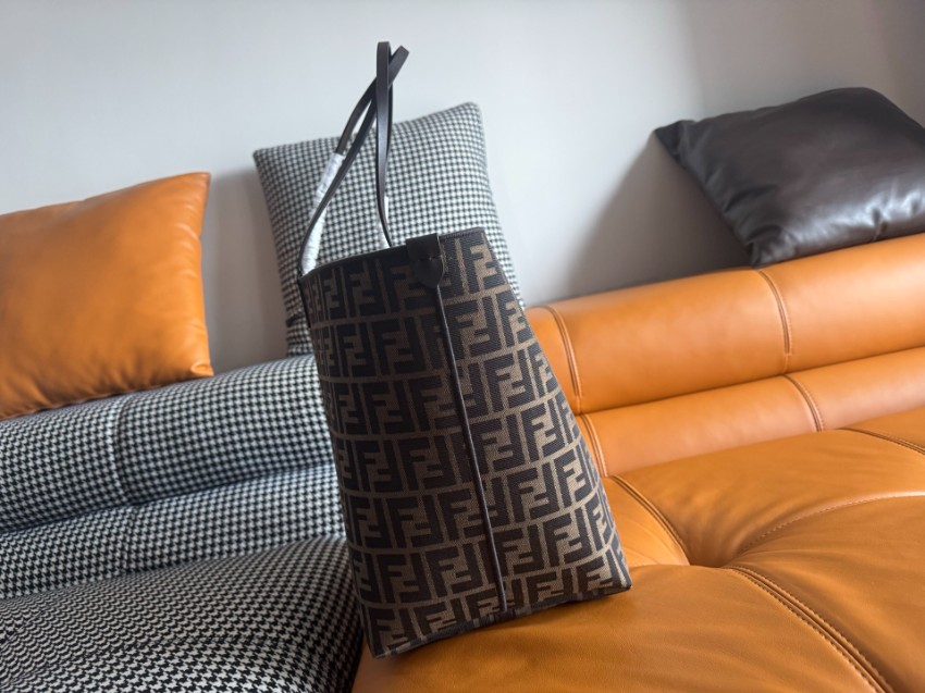 フェンディ 定番ズッカ柄トートバッグ 高品質仕上げ スーパーコピー 安心の日本倉庫 追跡可能 数量限定入荷 丁寧な縫製 上質感 選ばれる理由あり_2