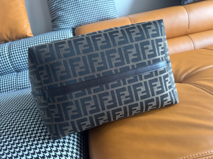 フェンディ 定番ズッカ柄トートバッグ 高品質仕上げ スーパーコピー 安心の日本倉庫 追跡可能 数量限定入荷 丁寧な縫製 上質感 選ばれる理由あり_4