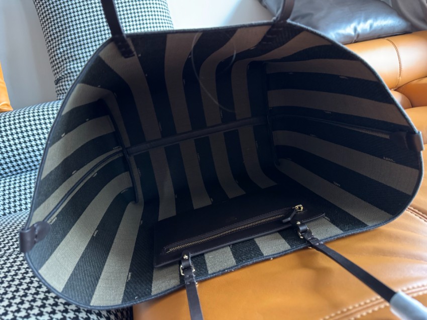 フェンディ 定番ズッカ柄トートバッグ 高品質仕上げ スーパーコピー 安心の日本倉庫 追跡可能 数量限定入荷 丁寧な縫製 上質感 選ばれる理由あり_5