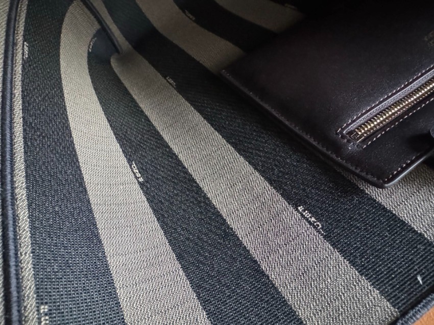 フェンディ 定番ズッカ柄トートバッグ 高品質仕上げ スーパーコピー 安心の日本倉庫 追跡可能 数量限定入荷 丁寧な縫製 上質感 選ばれる理由あり_7