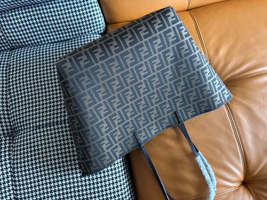 フェンディ 定番ズッカ柄トートバッグ 高品質仕上げ スーパーコピー 安心の日本倉庫 追跡可能 数量限定入荷 丁寧な縫製 上質感 選ばれる理由あり_6