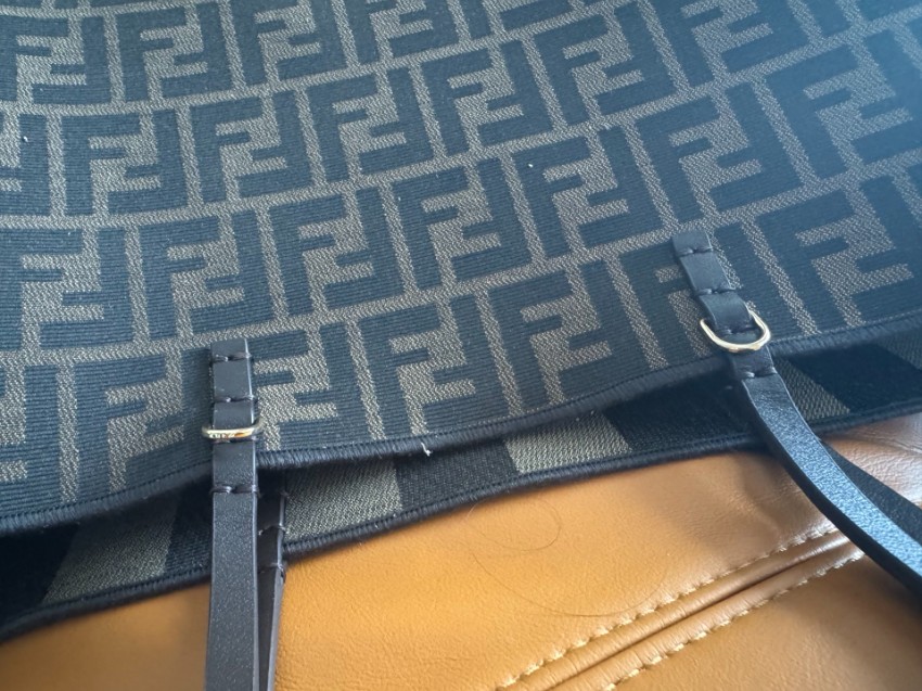 フェンディ 定番ズッカ柄トートバッグ 高品質仕上げ スーパーコピー 安心の日本倉庫 追跡可能 数量限定入荷 丁寧な縫製 上質感 選ばれる理由あり_8