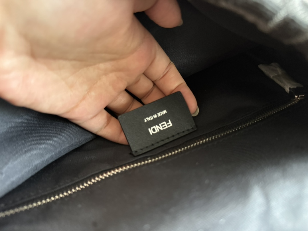 フェンディ 定番ズッカ柄ドローストリングバッグ ブランド コピー 圧倒的な再現度 安心の日本倉庫 秘密厳守配送 高評価レビュー高リピ率_7