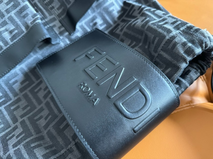 フェンディ 定番ズッカ柄ドローストリングバッグ ブランド コピー 圧倒的な再現度 安心の日本倉庫 秘密厳守配送 高評価レビュー高リピ率_8