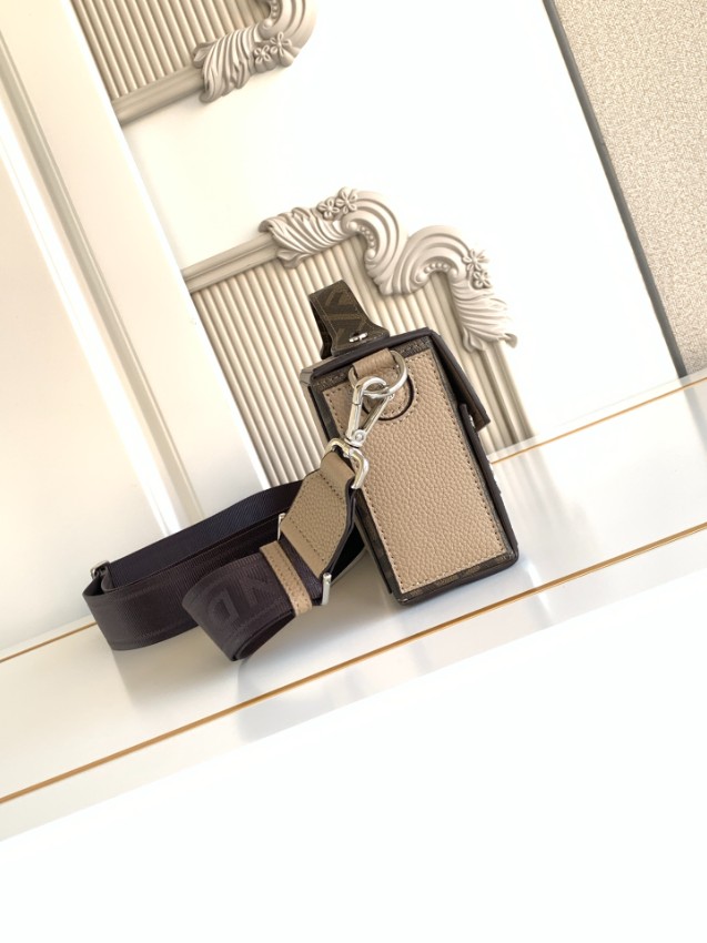 フェンディ 2026新作 ピーカブースタイルショルダーバッグ 精密ディテール 格安 安心の日本倉庫 追跡可能 数量限定入荷 高級感仕上げ_1