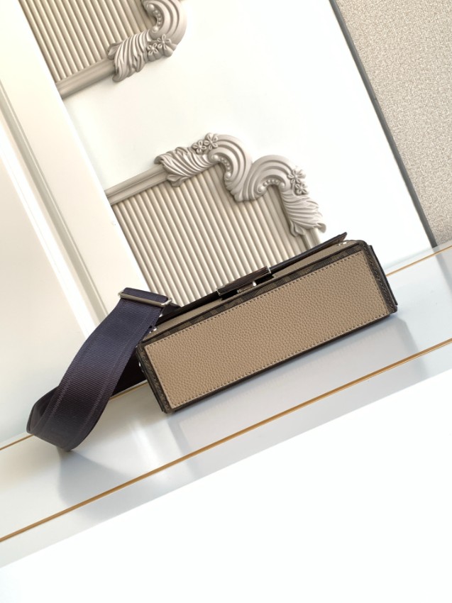 フェンディ 2026新作 ピーカブースタイルショルダーバッグ 精密ディテール 格安 安心の日本倉庫 追跡可能 数量限定入荷 高級感仕上げ_4