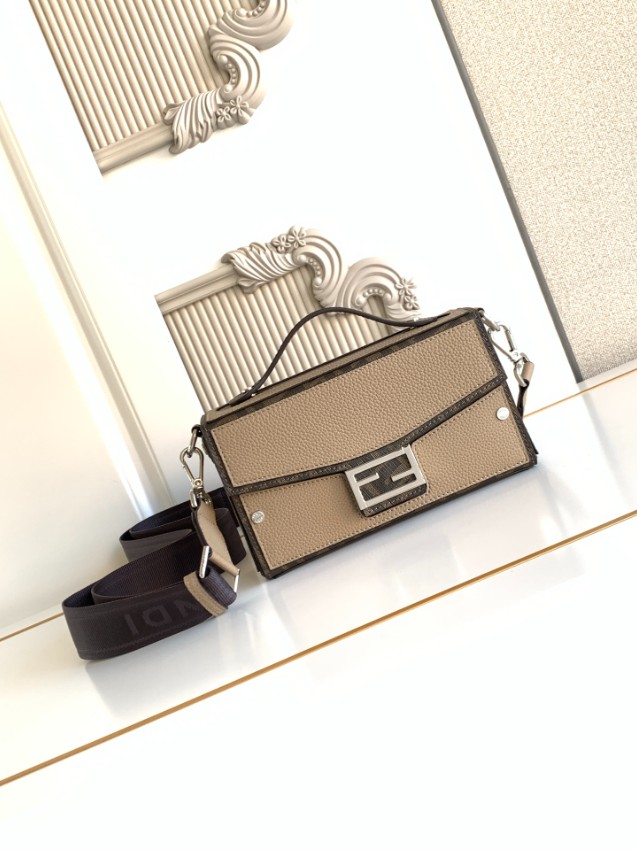 フェンディ 2026新作 ピーカブースタイルショルダーバッグ 精密ディテール 格安 安心の日本倉庫 追跡可能 数量限定入荷 高級感仕上げ_2