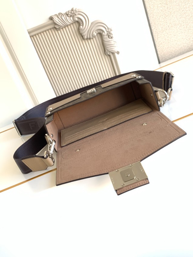 フェンディ 2026新作 ピーカブースタイルショルダーバッグ 精密ディテール 格安 安心の日本倉庫 追跡可能 数量限定入荷 高級感仕上げ_5